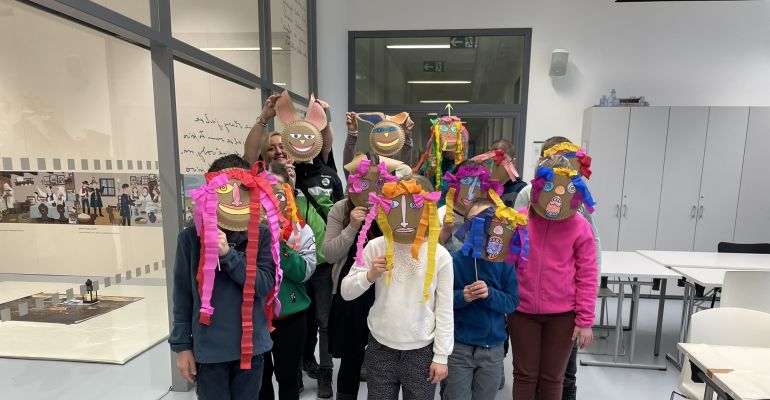 ZLÍNEM CHASA S MUZIKOU CHODÍ, NA PROVAZE MEDVĚDA VODÍ